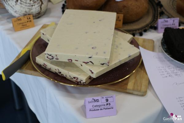 Locul-III-patiserie---ciocolata-de-casa-alba-cu-afine